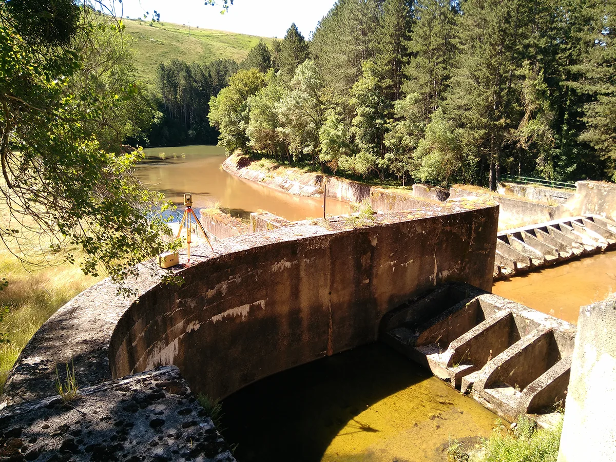 12. topografía para el modelado del cuenco amortiguardor del embalse del ebro. cantabria