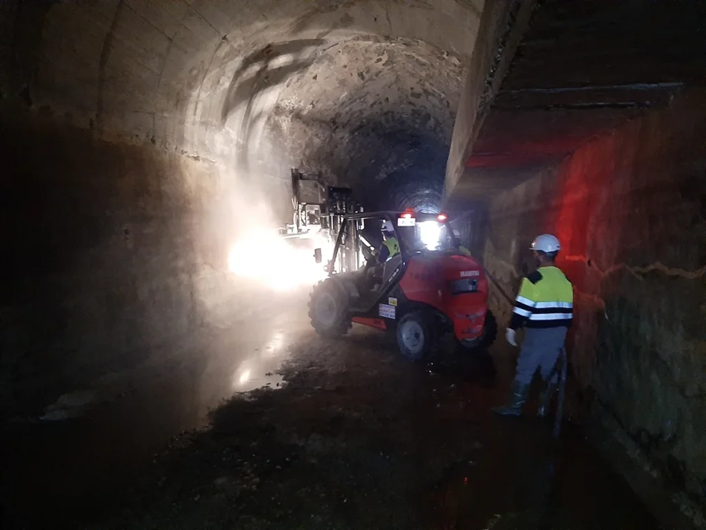 perforación en túnel para colocación de bulones ingenieria zaragoza proesza perforación en túnel para colocación de bulones ingenieria zaragoza proesza
