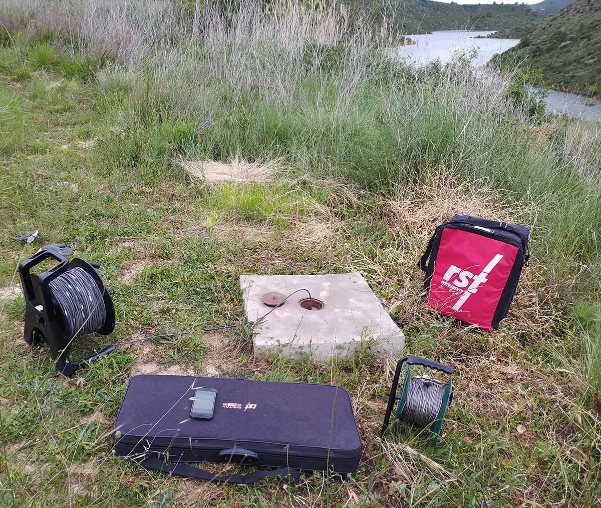 Geología y geotecnia control y auscultacion de laderas en el embalse de montearagón mediante equipo de inclinometría